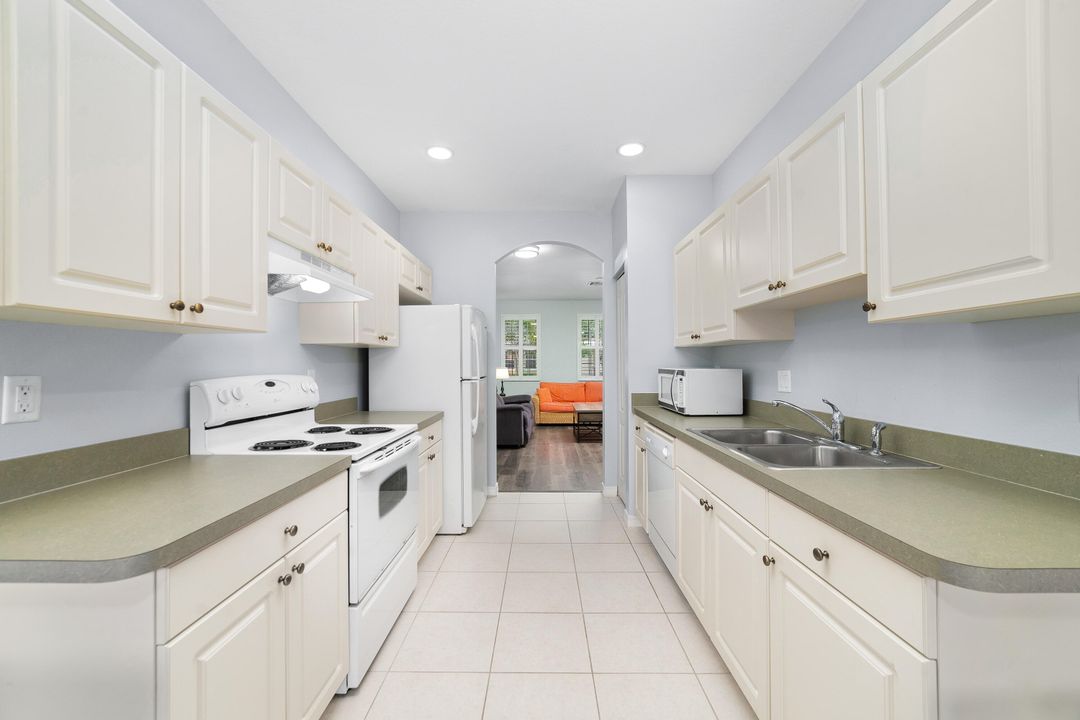 For Sale: $287,000 (2 beds, 2 baths, 1350 Square Feet)