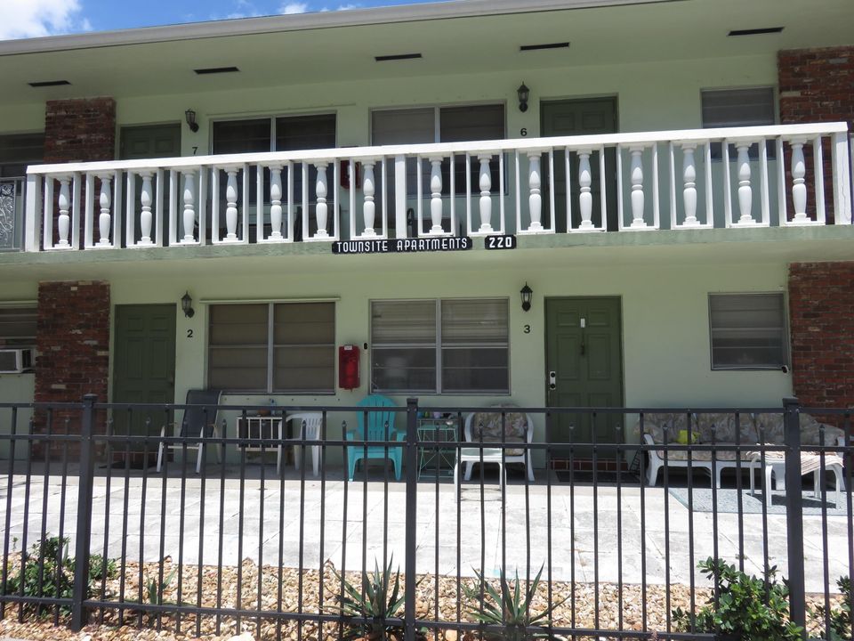 For Sale: $250,000 (2 beds, 2 baths, 744 Square Feet)