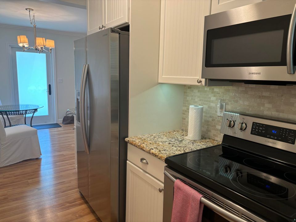 For Sale: $330,000 (1 beds, 1 baths, 600 Square Feet)