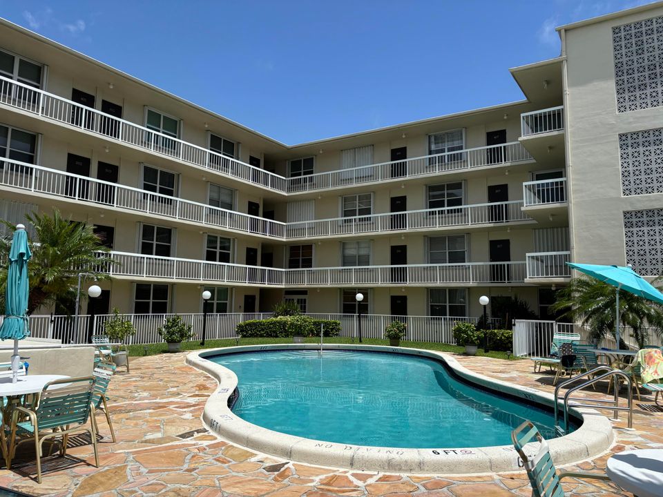 Active With Contract: $1,600 (1 beds, 1 baths, 576 Square Feet)