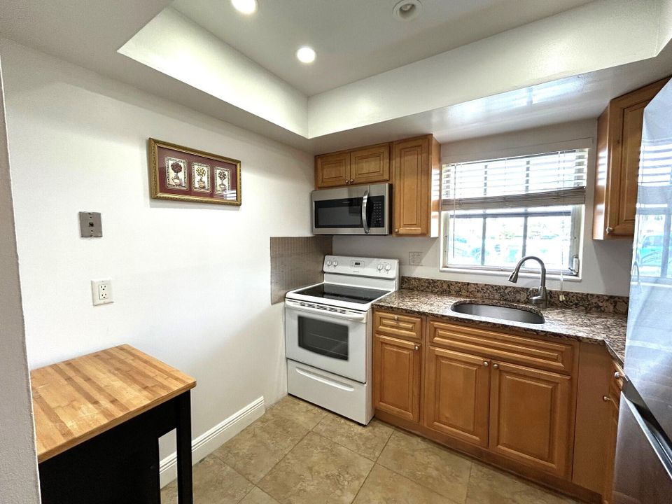 For Sale: $119,900 (1 beds, 1 baths, 612 Square Feet)