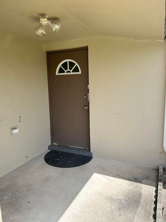 Active With Contract: $90,000 (1 beds, 1 baths, 612 Square Feet)