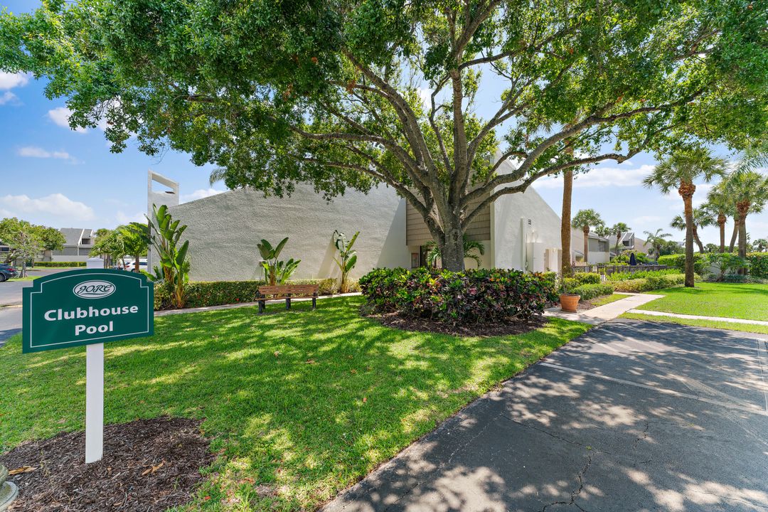 Active With Contract: $1,500 (1 beds, 1 baths, 935 Square Feet)