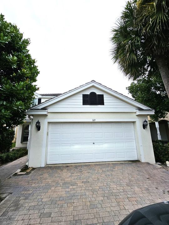 Active With Contract: $3,600 (4 beds, 2 baths, 2262 Square Feet)