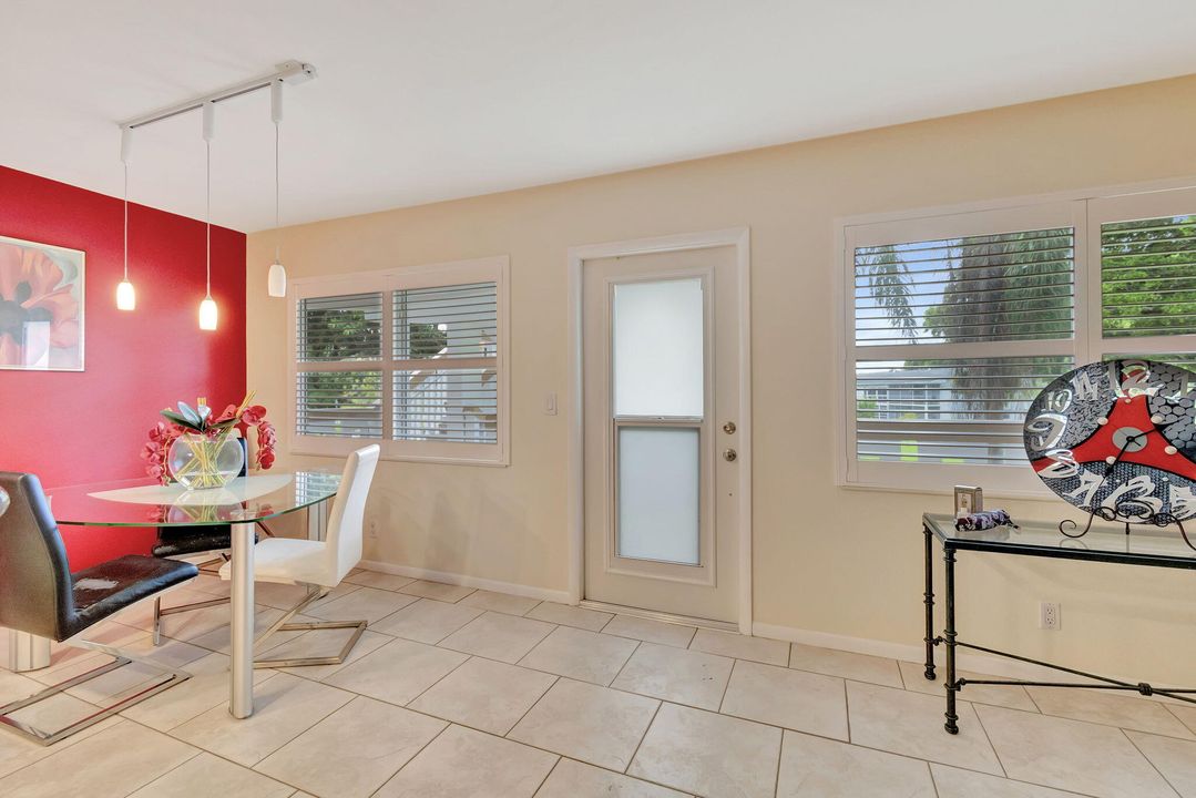 Active With Contract: $248,900 (2 beds, 2 baths, 1000 Square Feet)