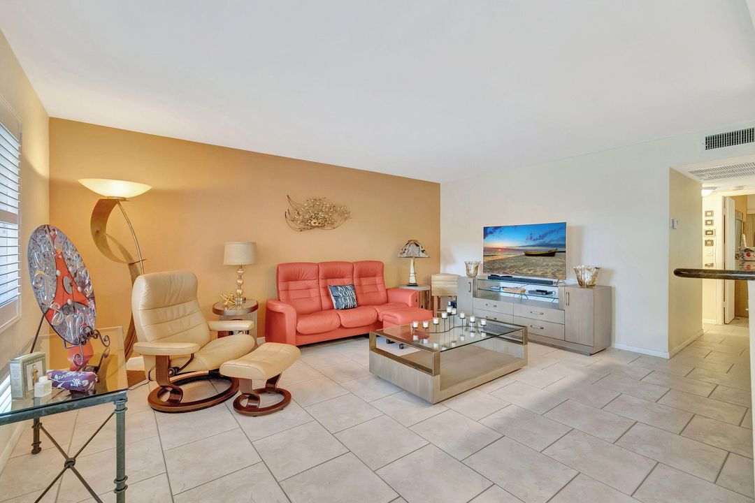 Active With Contract: $248,900 (2 beds, 2 baths, 1000 Square Feet)