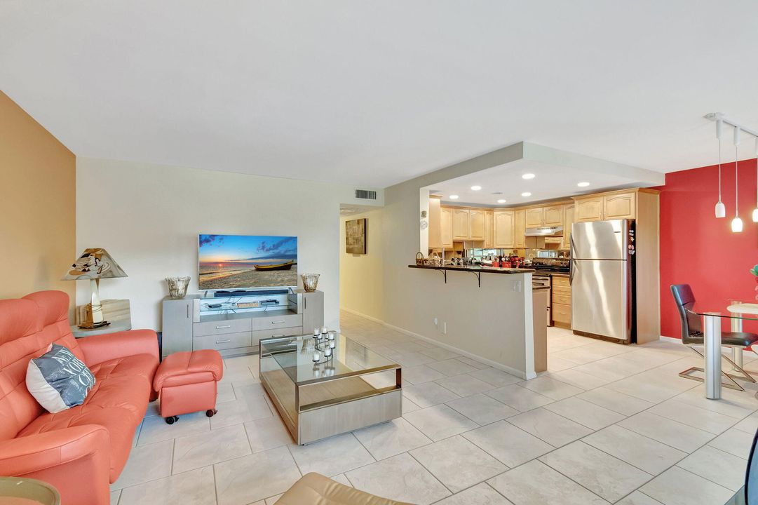 Active With Contract: $248,900 (2 beds, 2 baths, 1000 Square Feet)