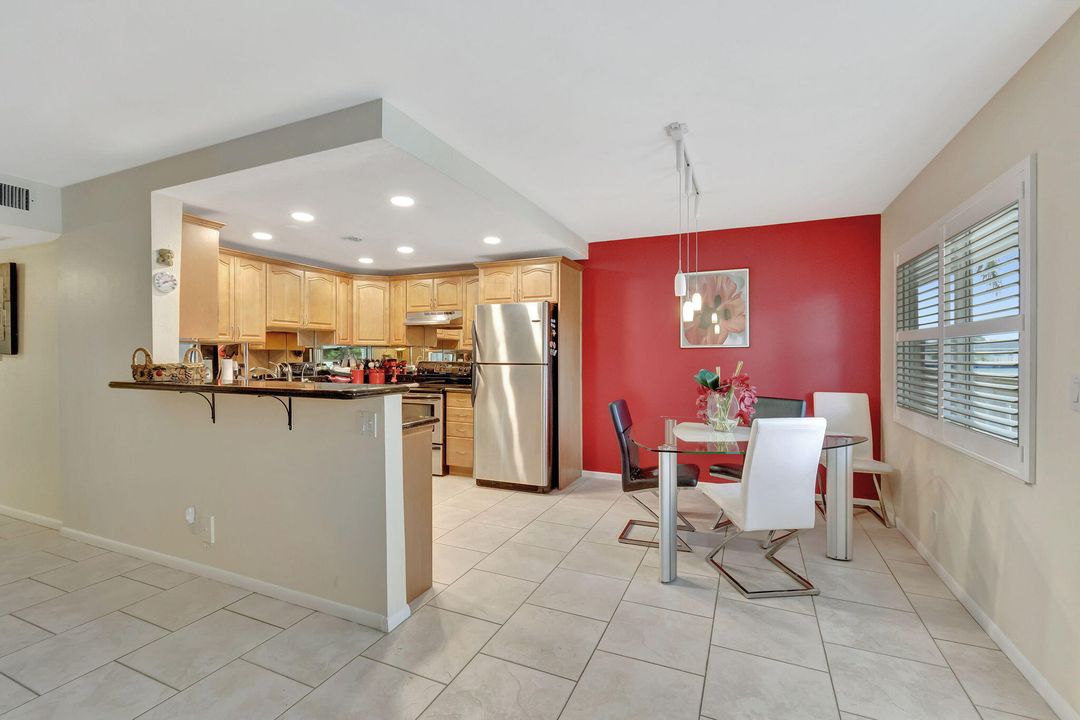 Active With Contract: $248,900 (2 beds, 2 baths, 1000 Square Feet)