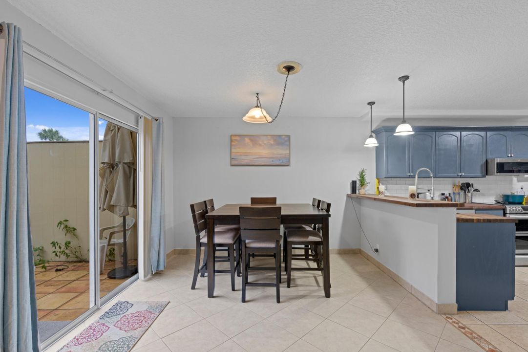 Active With Contract: $329,900 (3 beds, 2 baths, 1022 Square Feet)