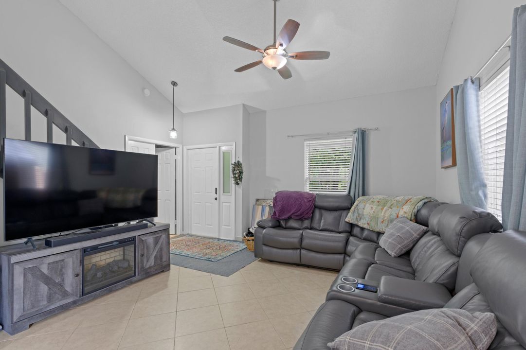 Active With Contract: $329,900 (3 beds, 2 baths, 1022 Square Feet)