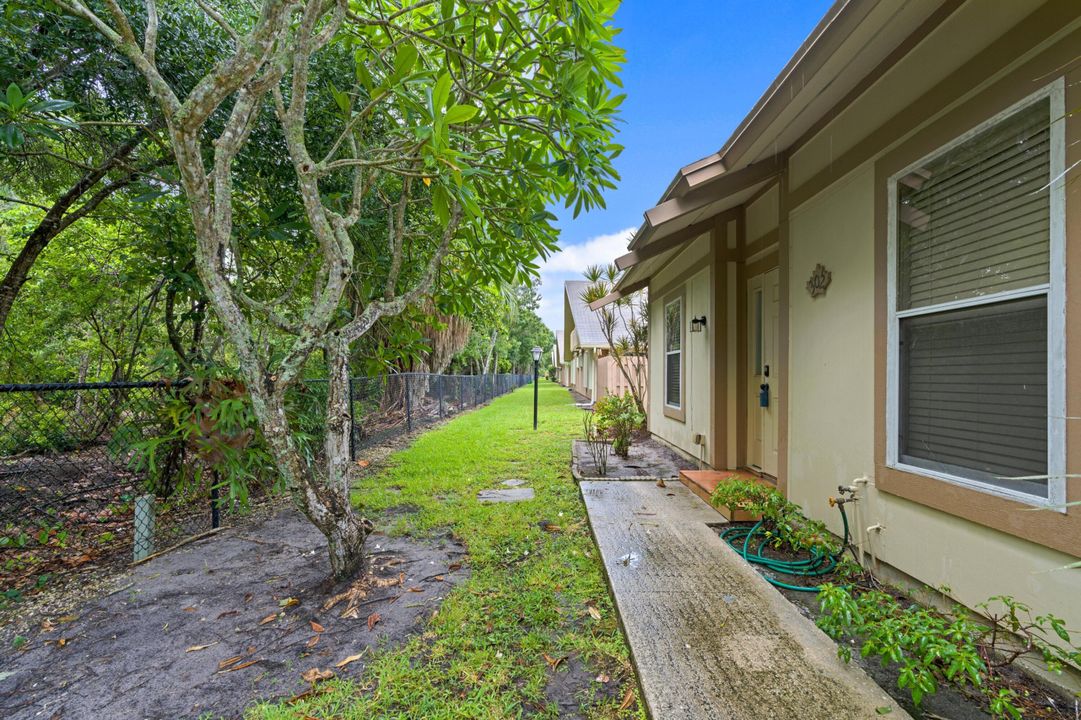 Active With Contract: $329,900 (3 beds, 2 baths, 1022 Square Feet)