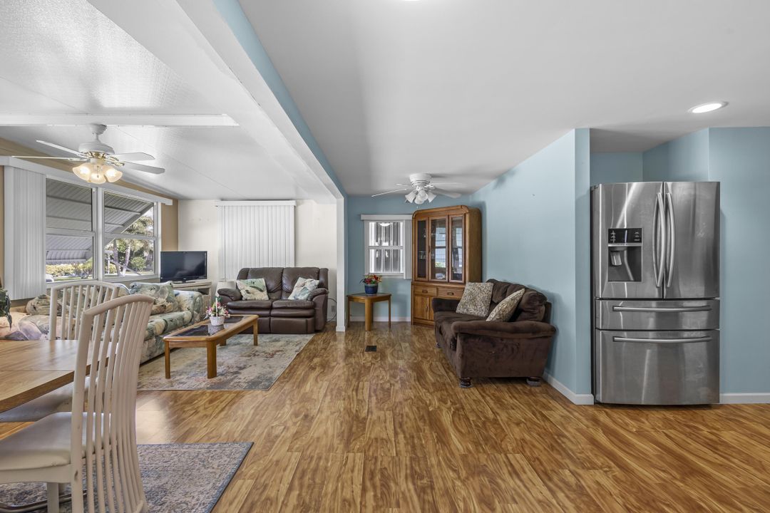 For Sale: $205,000 (2 beds, 2 baths, 988 Square Feet)