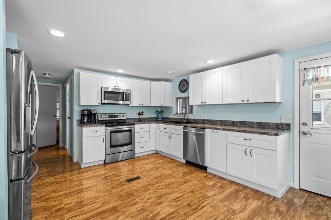 For Sale: $205,000 (2 beds, 2 baths, 988 Square Feet)