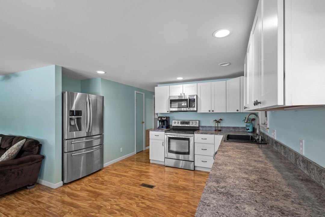 For Sale: $205,000 (2 beds, 2 baths, 988 Square Feet)