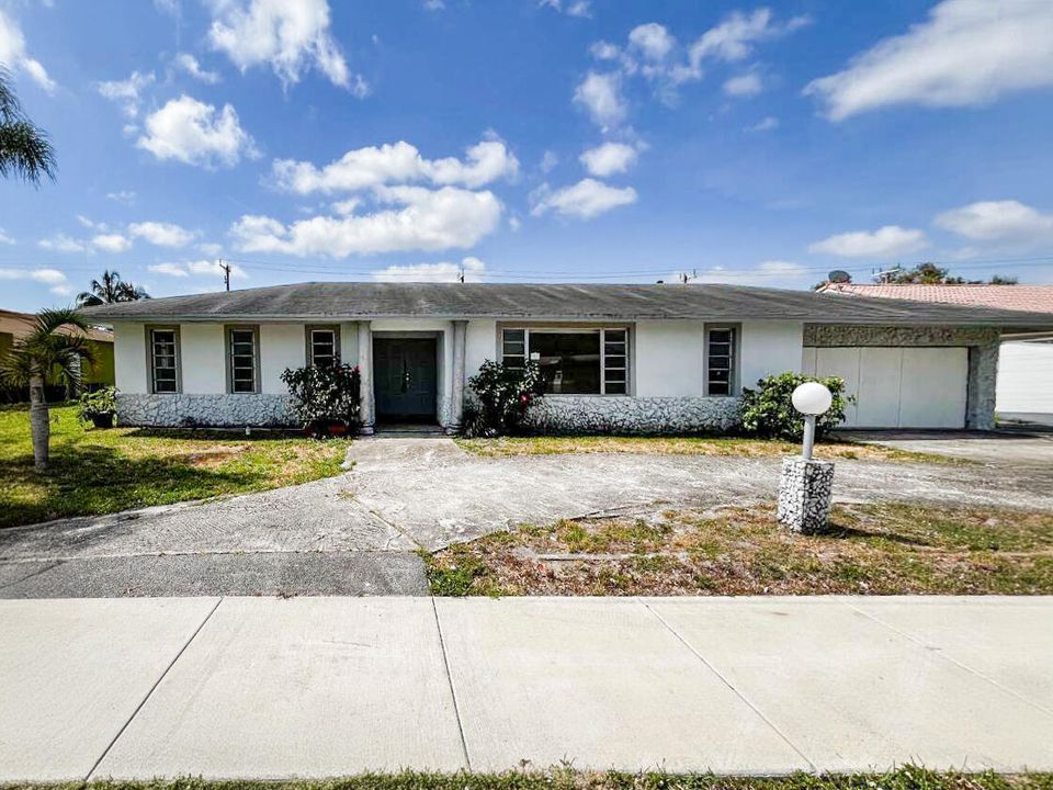 For Sale: $530,000 (3 beds, 2 baths, 3033 Square Feet)