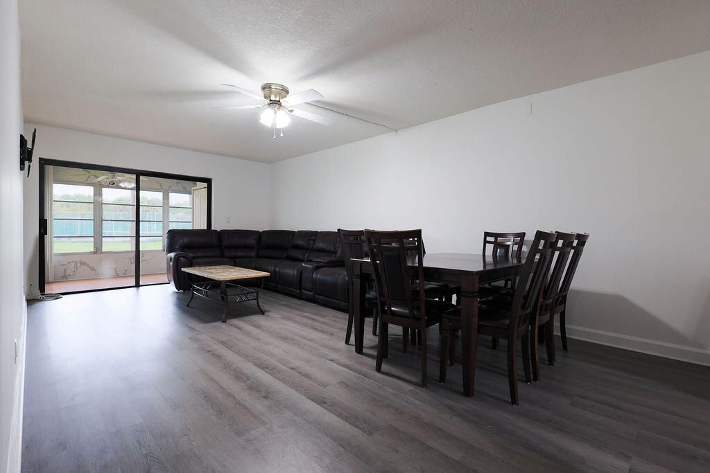 Active With Contract: $2,150 (2 beds, 2 baths, 979 Square Feet)