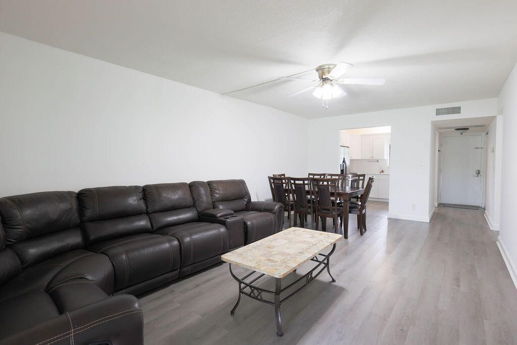 Active With Contract: $2,150 (2 beds, 2 baths, 979 Square Feet)