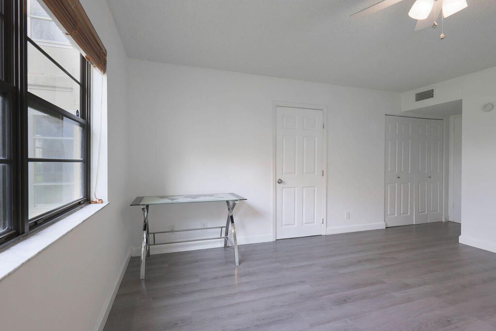 Active With Contract: $2,150 (2 beds, 2 baths, 979 Square Feet)