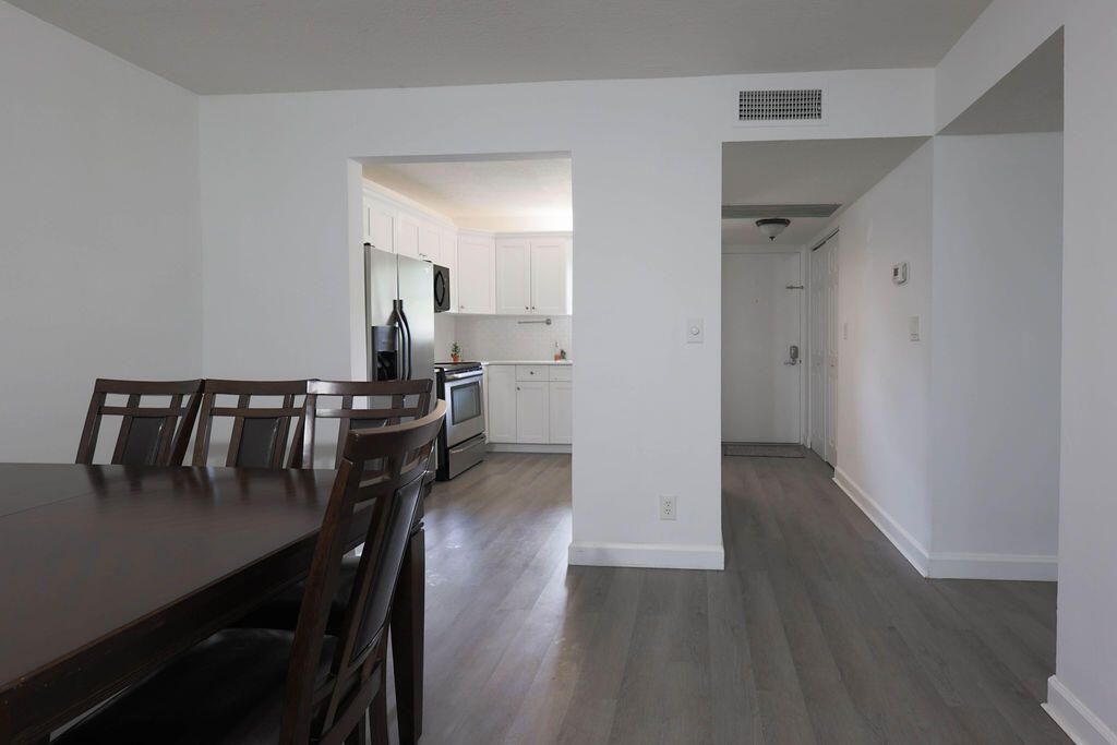 Active With Contract: $2,150 (2 beds, 2 baths, 979 Square Feet)