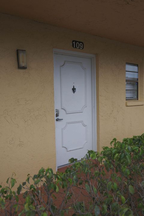 Active With Contract: $2,150 (2 beds, 2 baths, 979 Square Feet)