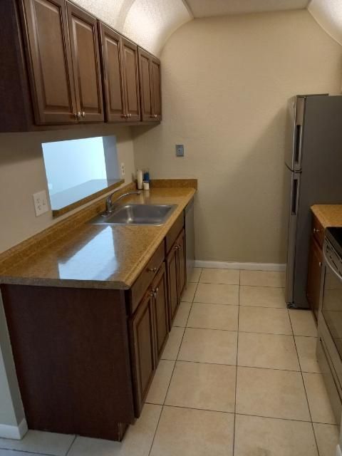 Active With Contract: $2,050 (2 beds, 2 baths, 843 Square Feet)