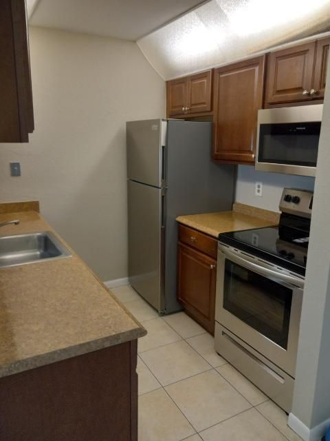 Active With Contract: $2,050 (2 beds, 2 baths, 843 Square Feet)