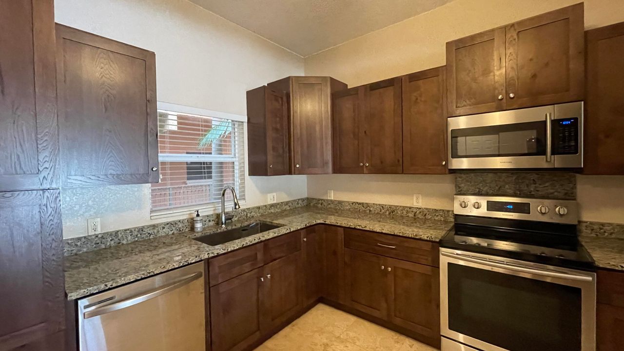 Active With Contract: $2,125 (2 beds, 2 baths, 1424 Square Feet)