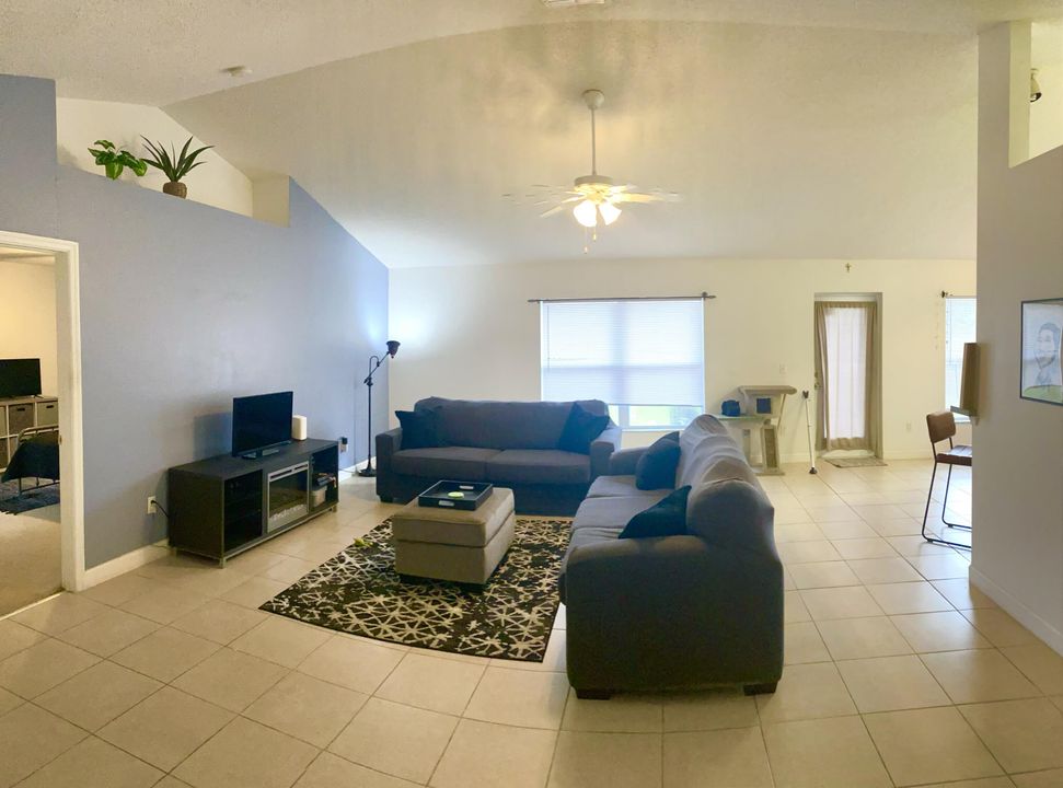 Active With Contract: $2,700 (3 beds, 2 baths, 2009 Square Feet)