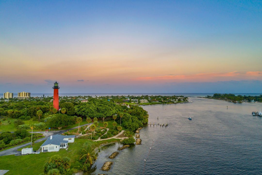 For Sale: $820,000 (2 beds, 2 baths, 1170 Square Feet)