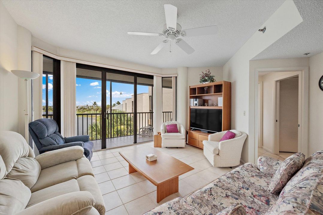 Active With Contract: $399,900 (2 beds, 2 baths, 1188 Square Feet)