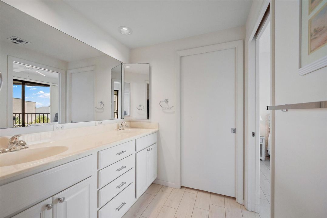 Active With Contract: $399,900 (2 beds, 2 baths, 1188 Square Feet)