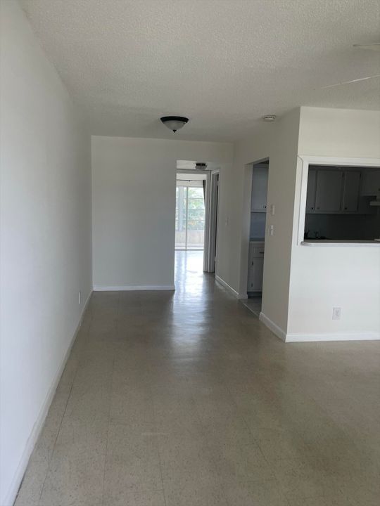 Active With Contract: $1,325 (1 beds, 1 baths, 570 Square Feet)