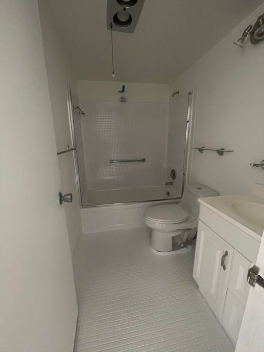 Active With Contract: $1,325 (1 beds, 1 baths, 570 Square Feet)