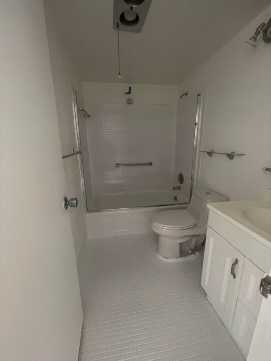 Active With Contract: $1,325 (1 beds, 1 baths, 570 Square Feet)