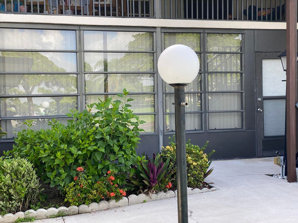 Active With Contract: $1,800 (2 beds, 2 baths, 1092 Square Feet)