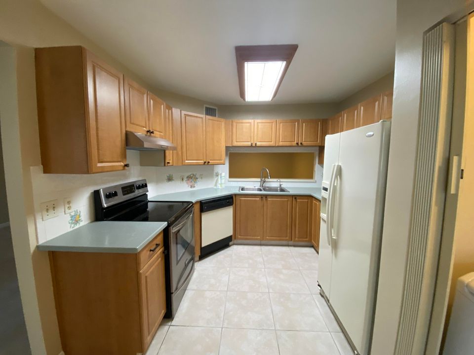 Active With Contract: $1,800 (2 beds, 2 baths, 1092 Square Feet)