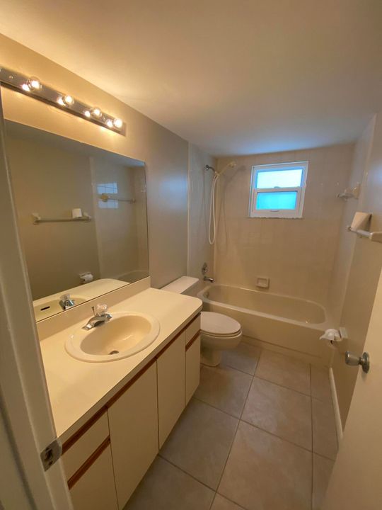 Active With Contract: $1,800 (2 beds, 2 baths, 1092 Square Feet)