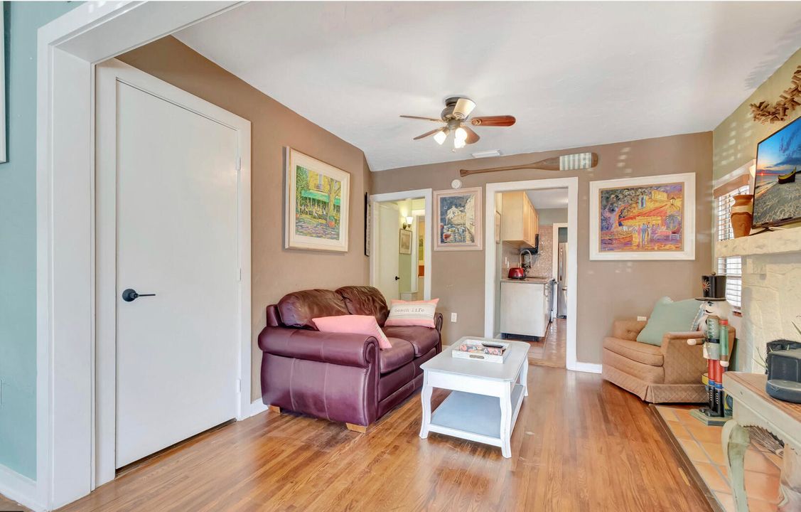 Active With Contract: $388,000 (2 beds, 1 baths, 780 Square Feet)