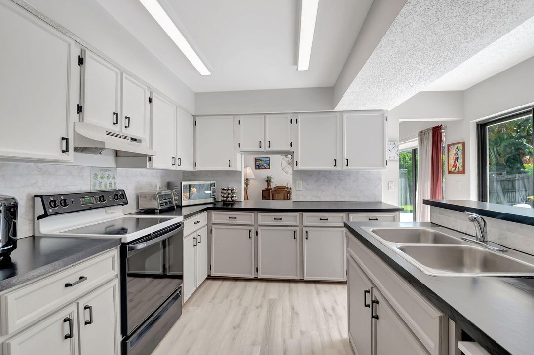 For Sale: $649,900 (4 beds, 2 baths, 1706 Square Feet)