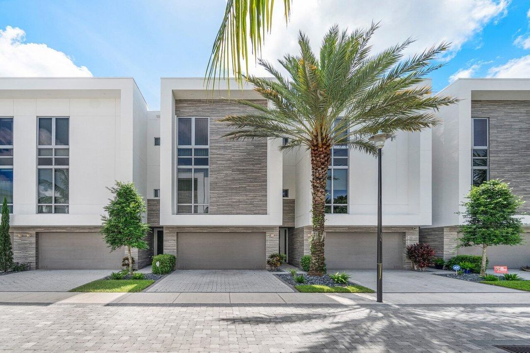 Active With Contract: $1,495,000 (3 beds, 3 baths, 2877 Square Feet)