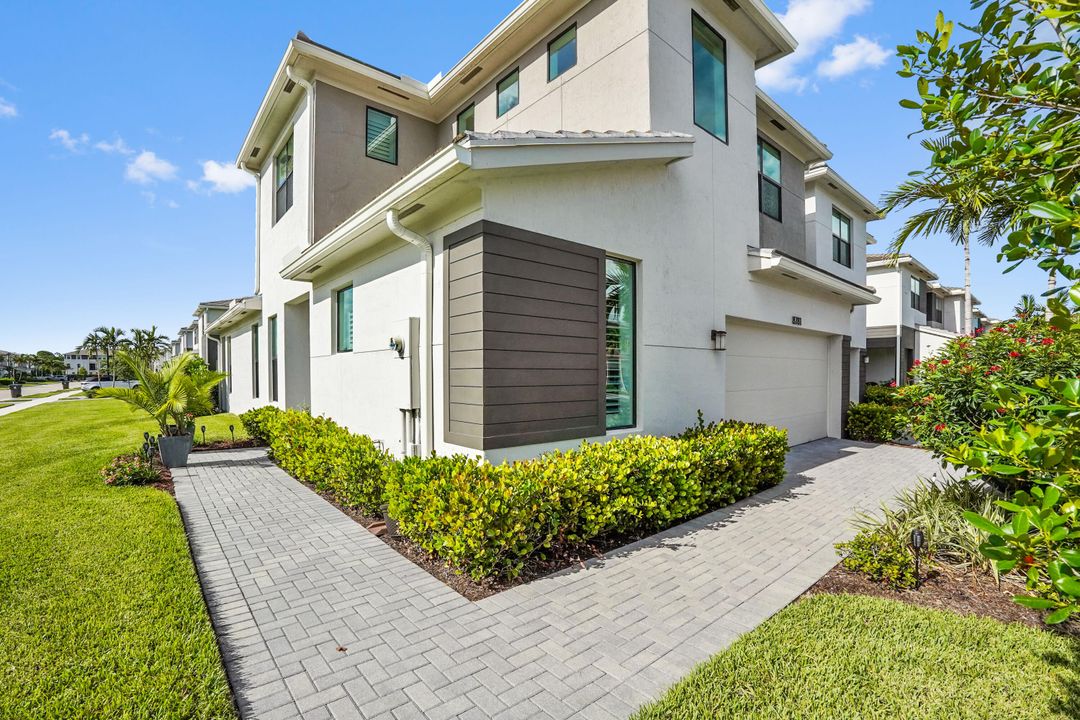 For Sale: $575,000 (3 beds, 2 baths, 1927 Square Feet)