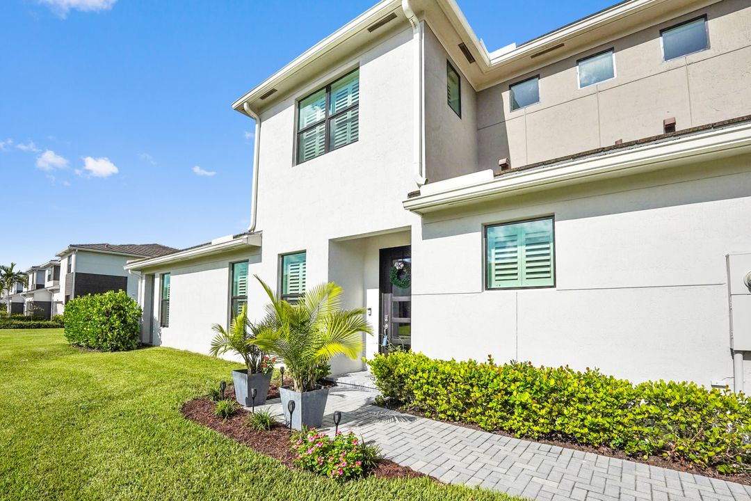 For Sale: $575,000 (3 beds, 2 baths, 1927 Square Feet)