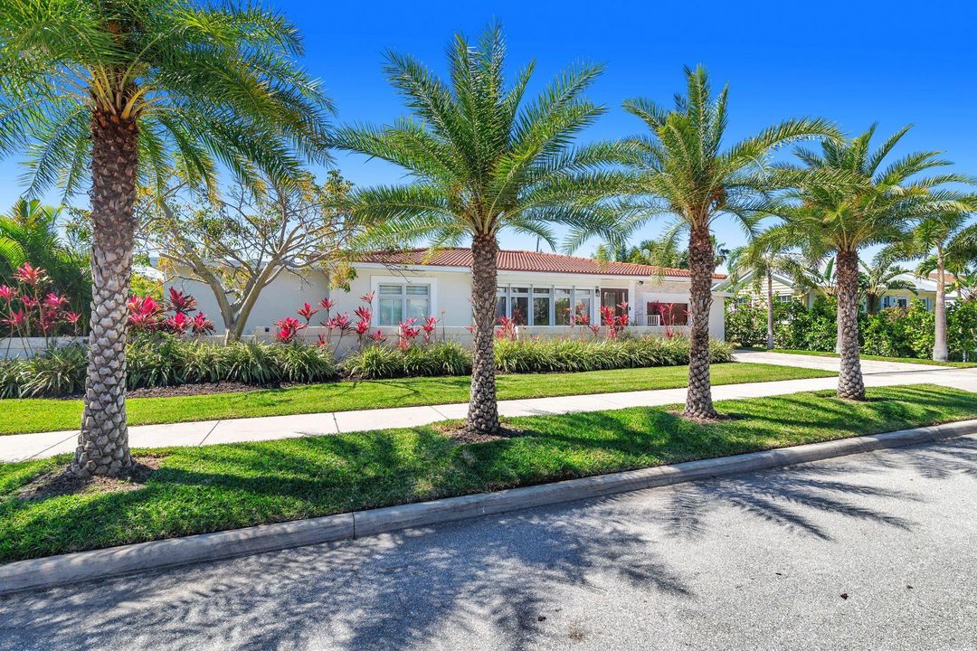 Recently Sold: $2,550,000 (4 beds, 3 baths, 3116 Square Feet)