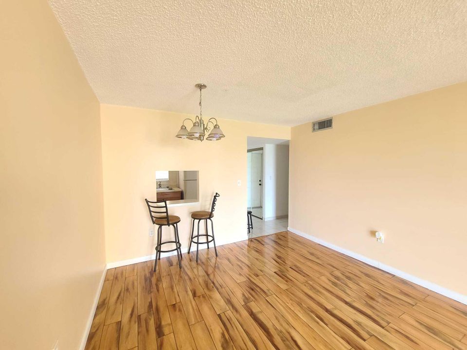 Active With Contract: $115,000 (1 beds, 1 baths, 640 Square Feet)