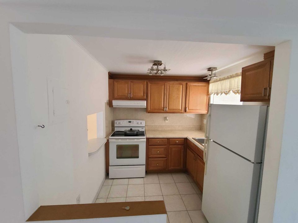 Active With Contract: $115,000 (1 beds, 1 baths, 640 Square Feet)