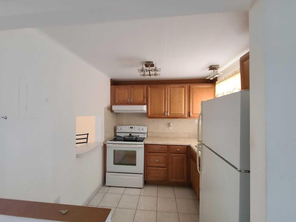 Active With Contract: $115,000 (1 beds, 1 baths, 640 Square Feet)