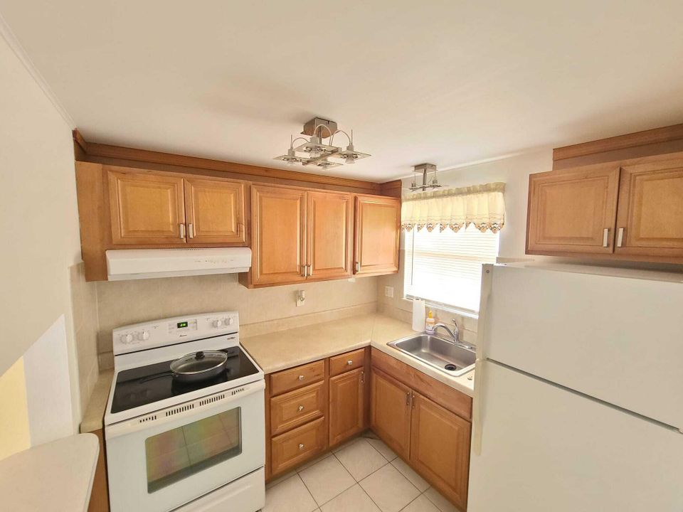 Active With Contract: $115,000 (1 beds, 1 baths, 640 Square Feet)