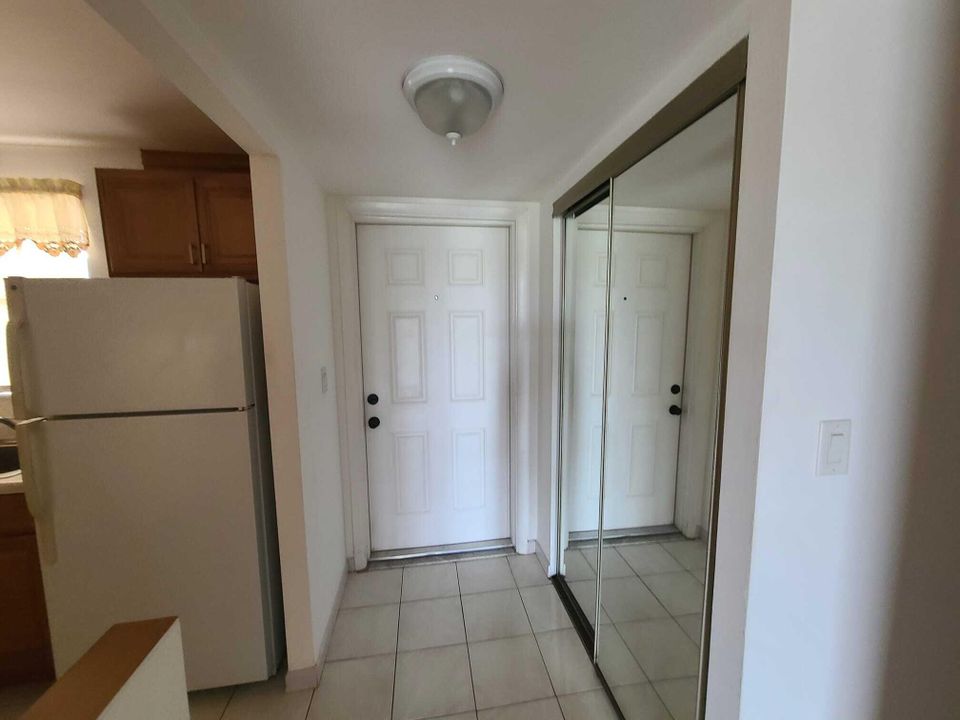 Active With Contract: $115,000 (1 beds, 1 baths, 640 Square Feet)