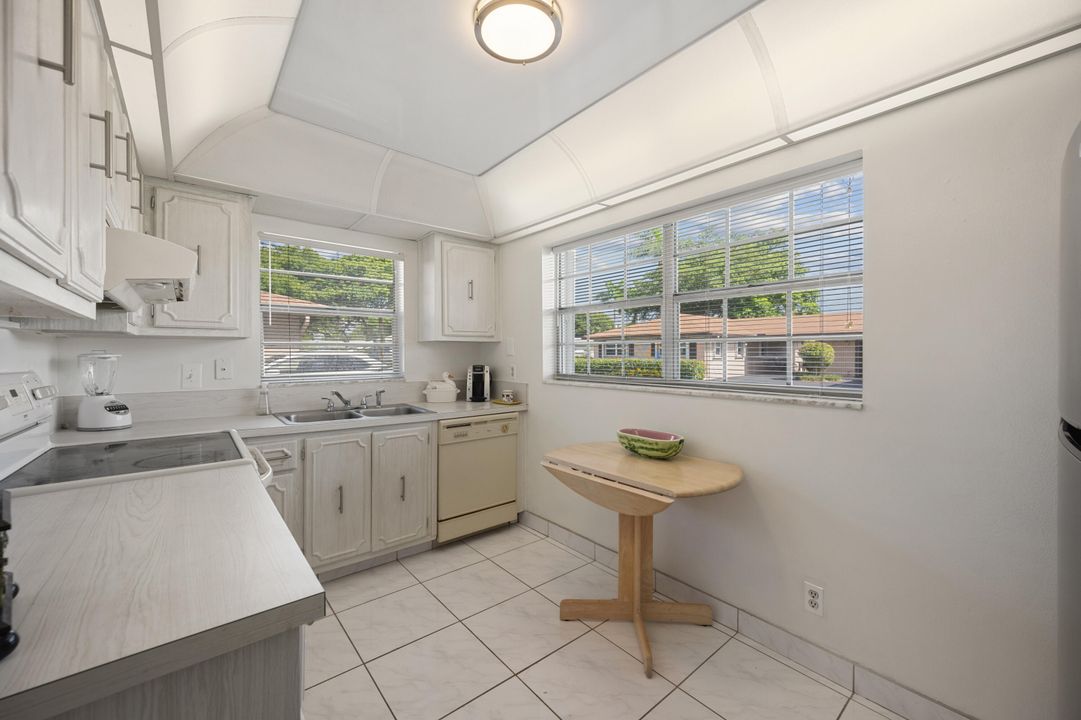 For Sale: $222,900 (2 beds, 2 baths, 980 Square Feet)