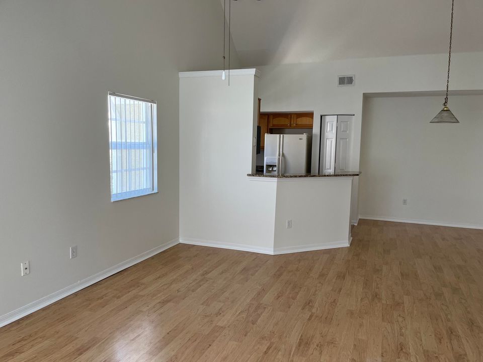 For Sale: $321,500 (2 beds, 2 baths, 1298 Square Feet)